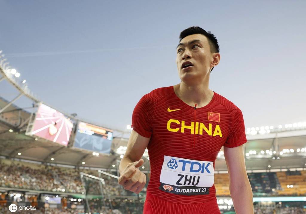 在拍摄前，我们进行了4个月的飞行训练，又用一年的时间训练潜水